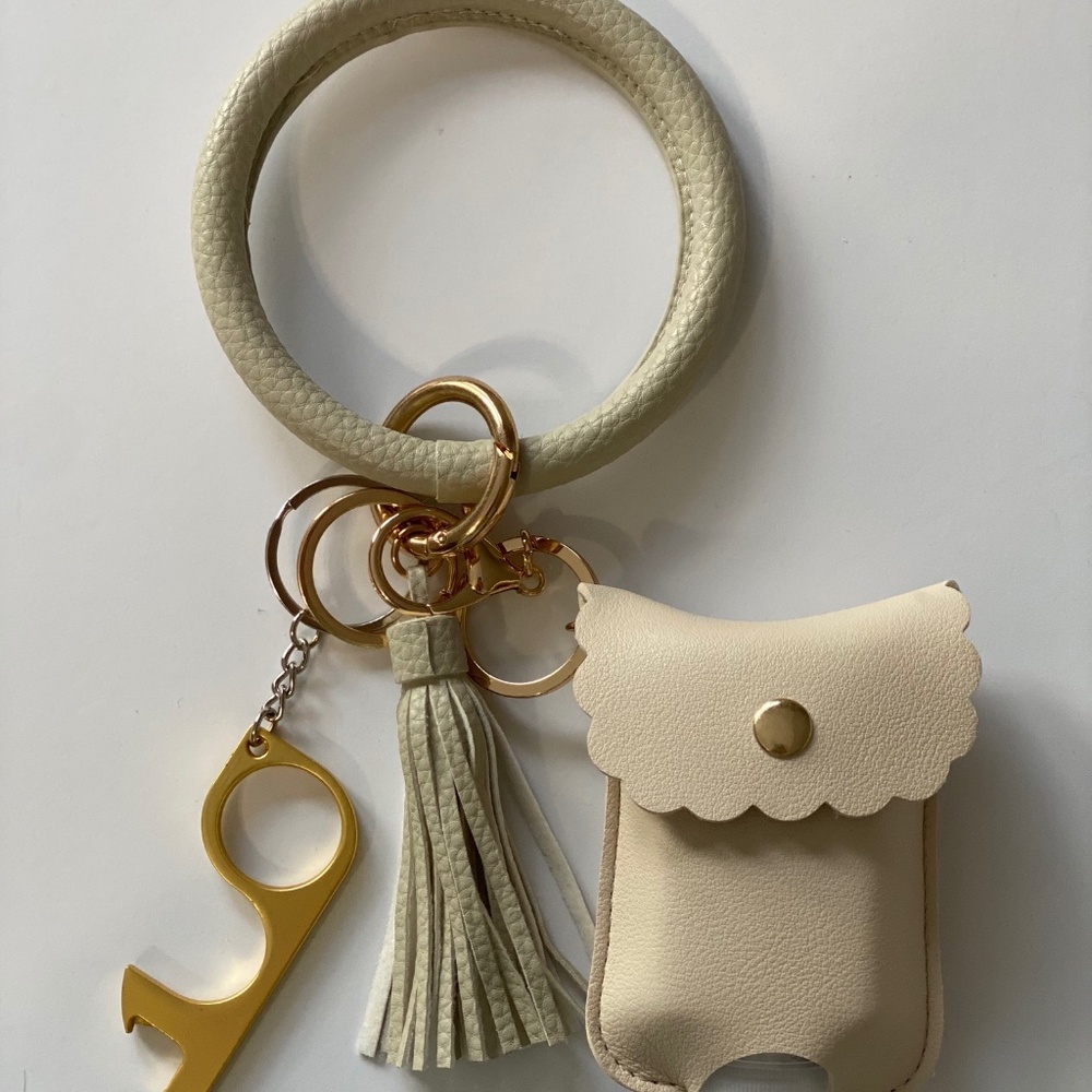 Nude/Cream Wristlet